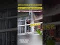 居民家突發火情濃煙從窗戶冒出街坊鄰居紛紛圍觀 隔壁鄰居衝上前拿著滅火器毫不猶豫衝進屋裡滅火 網友：不只是好鄰居簡直是救火英雄看得太感動了